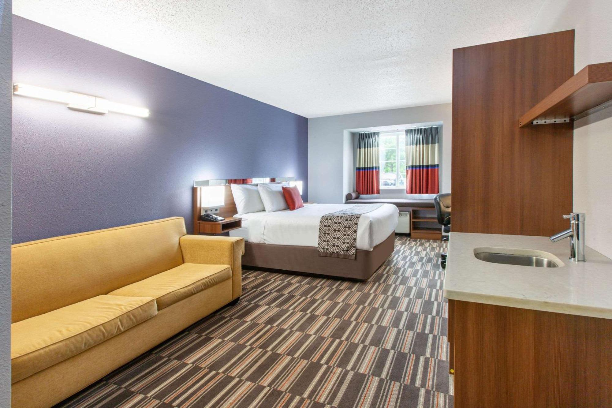 Queen Suite with Sofa Bed - Non-Smoking