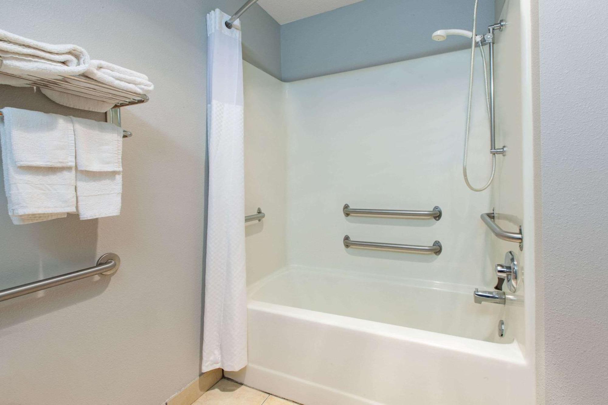 Queen Room - Mobility Access/Non-Smoking